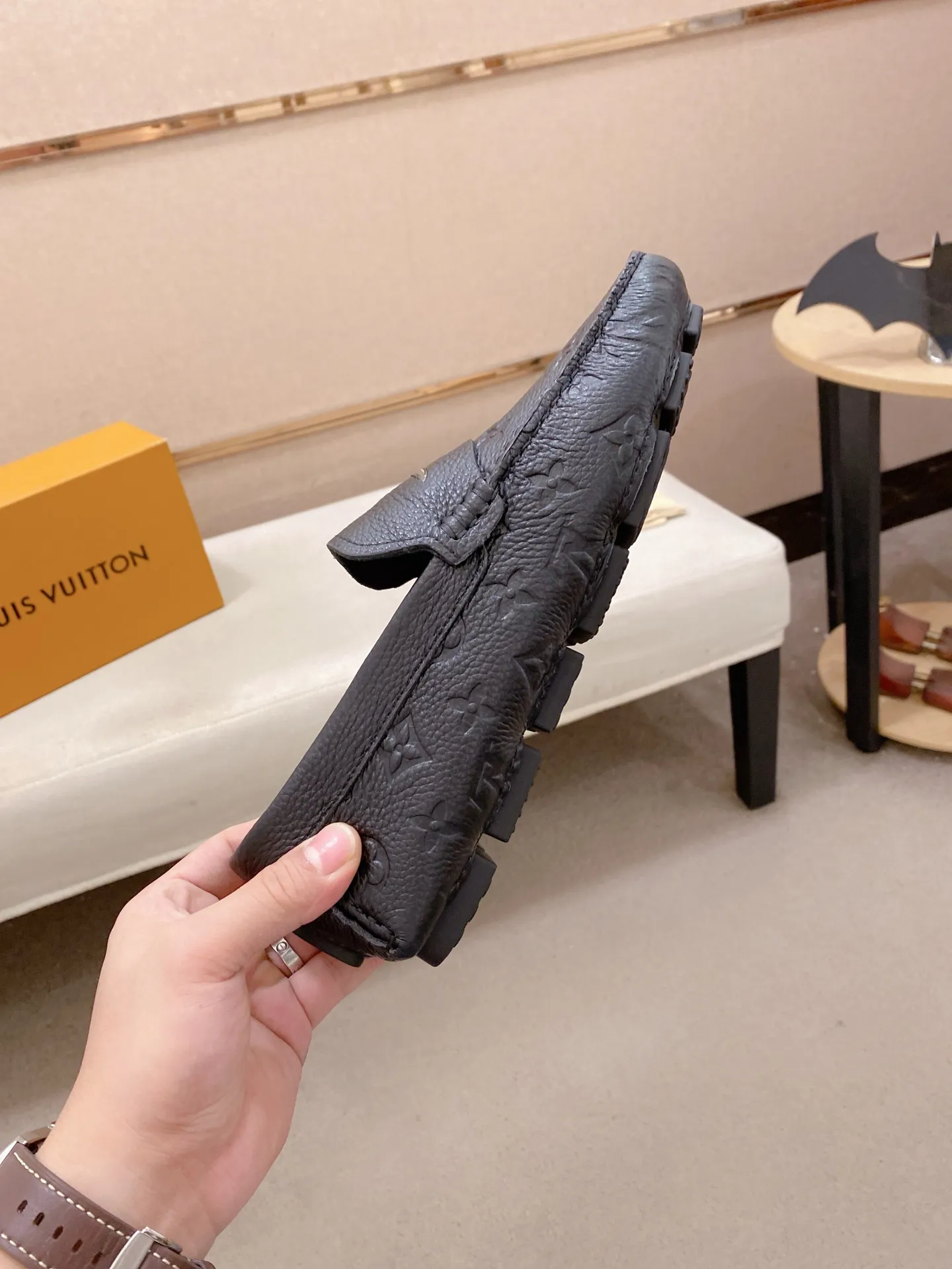 Factory price: 500💰High-end quality! LV 🆕🆕Exclusive hot-selling products in stock🔥🔥New products on the shelves, high-quality Ferragamo men's pea shoes, high-end casual driving shoes, with complete packaging! 💪 💪 Material: imported pebbled cowhide 🐂 + imported high-quality buffalo leather lining + wear-resistant outsole 👍🏻👍🏻 Features: high-end and comfortable, purely handmade 🚀 🚀 Create the perfect shoe that suits you best 🔥 🔥 Size: (38-44) 45 standard size can be customized!
